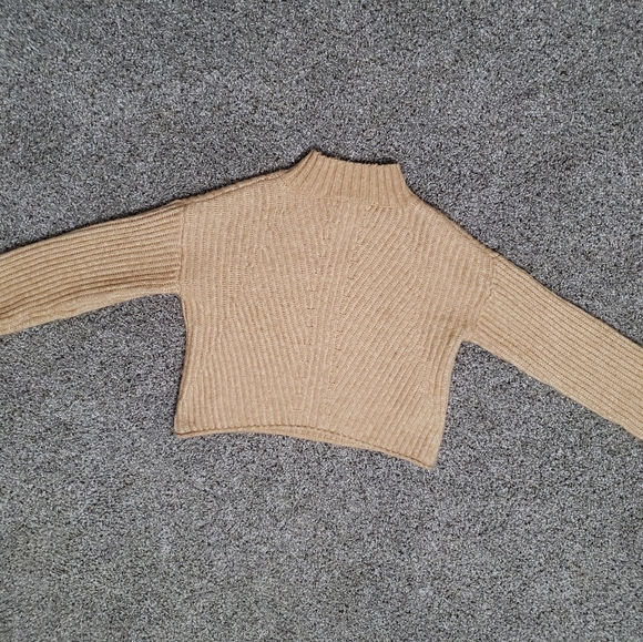 SO Sweaters - A cropped kinda turtle neck sweater
